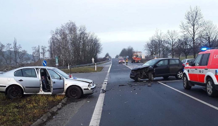Nehoda dvou osobních aut u Laviček si vyžádala zranění