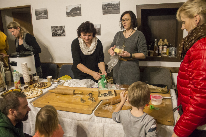 Vánoční výstavu v Mostištích zpestřil živý betlém s hudbou