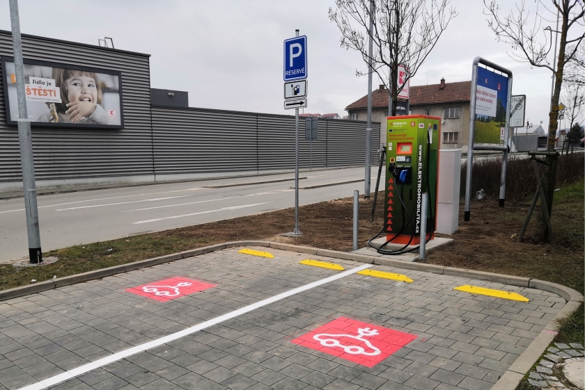 Kaufland ve Velkém Meziříčí nabízí rychlodobíjecí stanici pro elektromobily