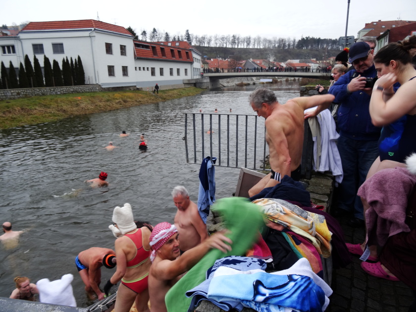 61 otužilců v Třebíči vyzkoušelo teplotu řeky Jihlavy