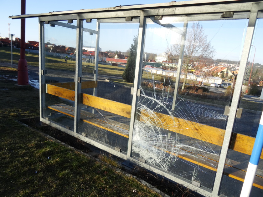 Vandal poškodil skleněné výplně u zastávky 