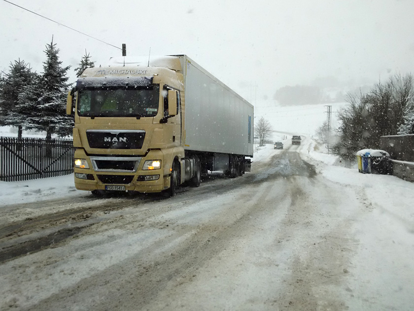 Mokrý sníh komplikuje provoz na silnicích