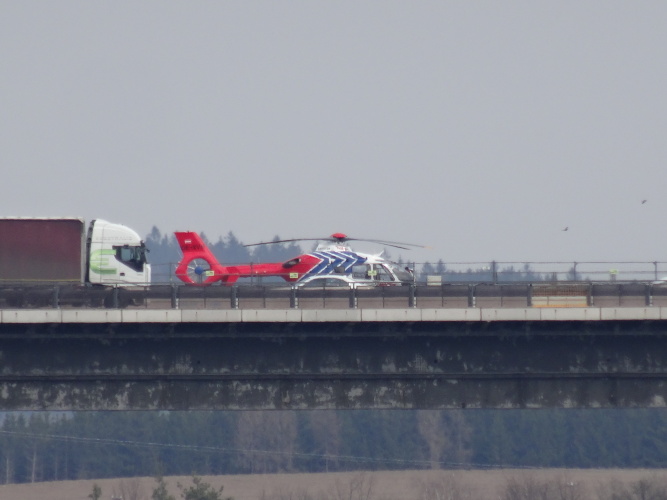 Na dálničním mostě přistál záchranářský vrtulník