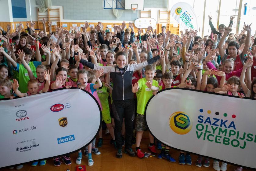 Setkání s hvězdnou olympioničkou. Biatlonistka Vítková motivovala děti na ZŠ v Měříně