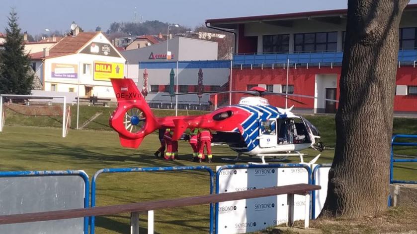 Záchranářský vrtulník dnes přistál na fotbalovém hřišti 