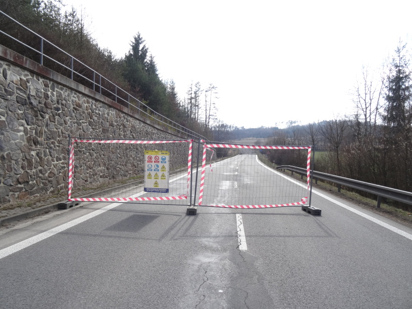 Práce na uzavřeném úseku silnice Oslavička - Rudíkov