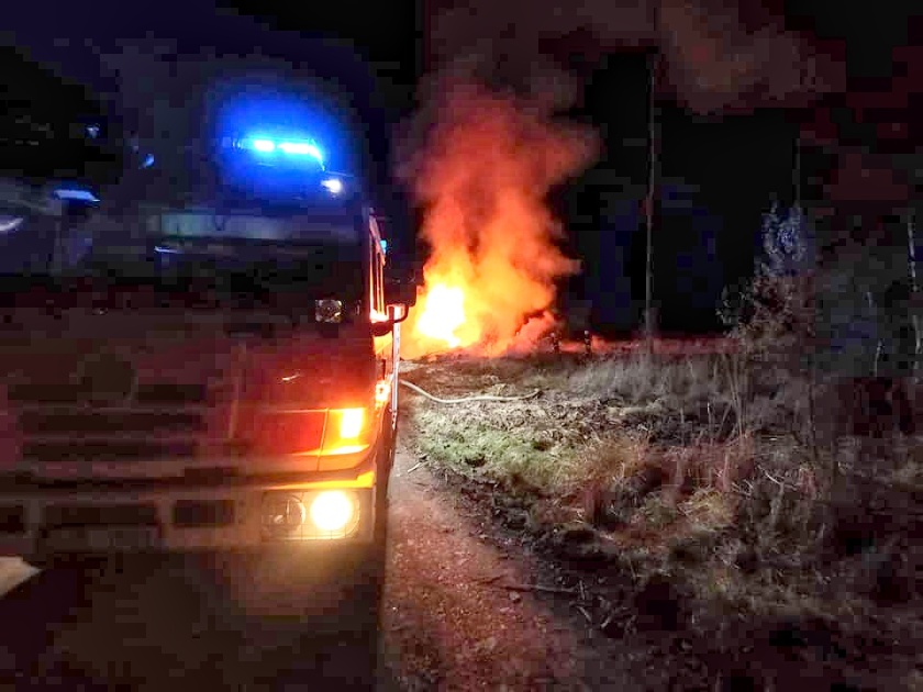 Požár hromady větví u Kochánova zaměstnal v noci hasiče