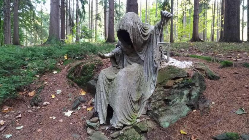 Les u Milíkova je bez strašidelných soch