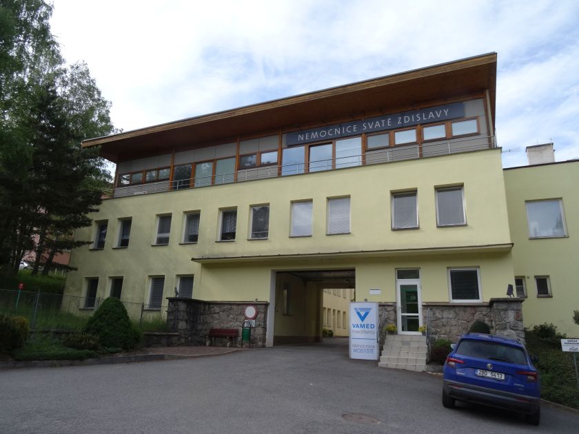 Nemocnice Mostiště povoluje návštěvy na LDN a NIP, ale pouze po telefonické domluvě