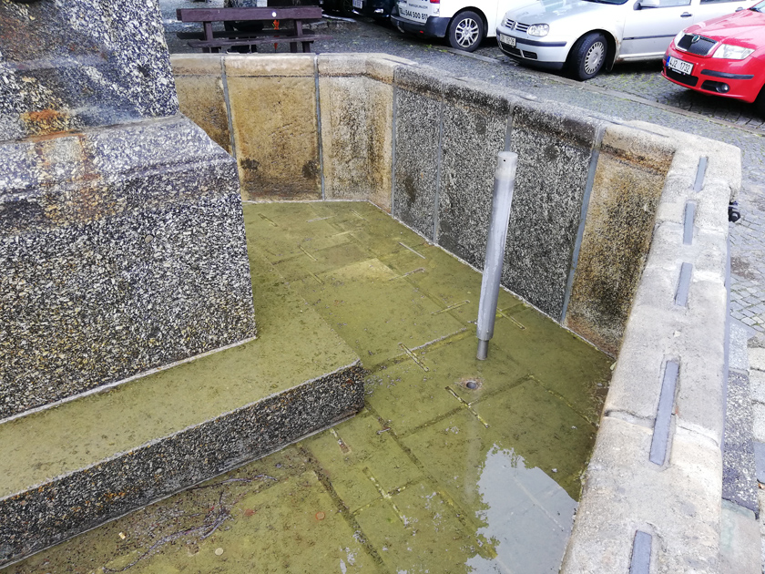 V kašně na náměstí se musí vyměnit voda