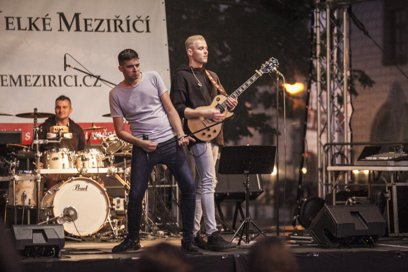 Mladíci z Brixen bandu v pátek hráli české i světové hity