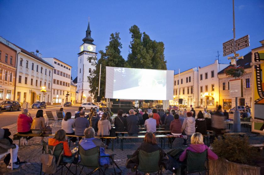 Letní kino začalo promítat na náměstí