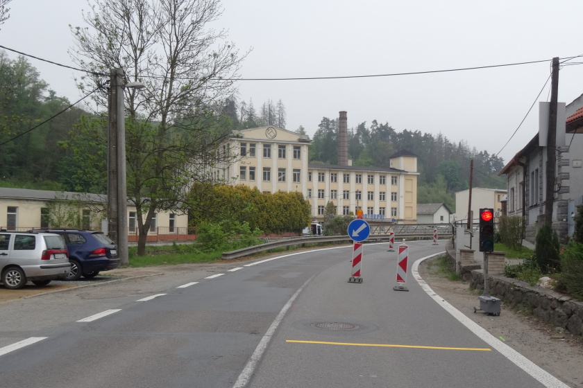 Zloděj sebral ze semaforu na Vrchovecké akumulátor