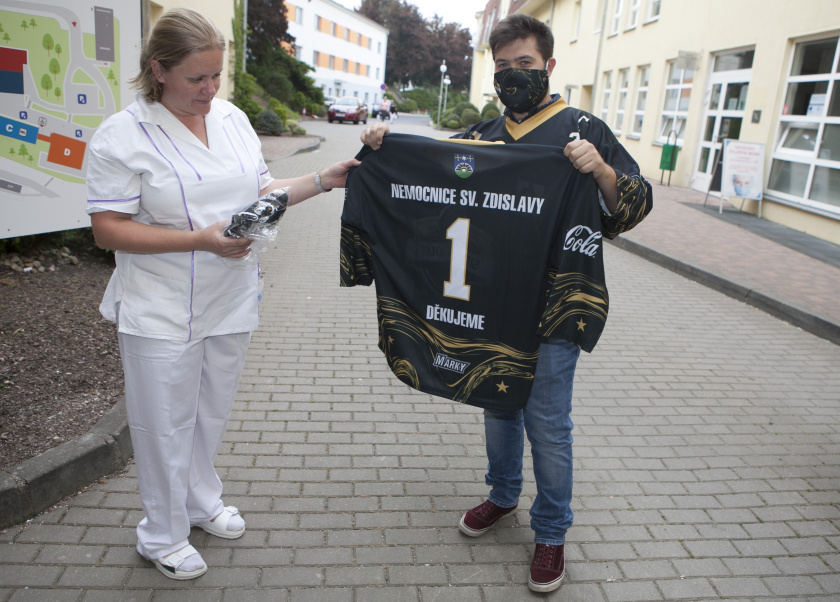 Stolní hokejisté z Kadolce předali dar Nemocnici sv. Zdislavy foto: -kaš-