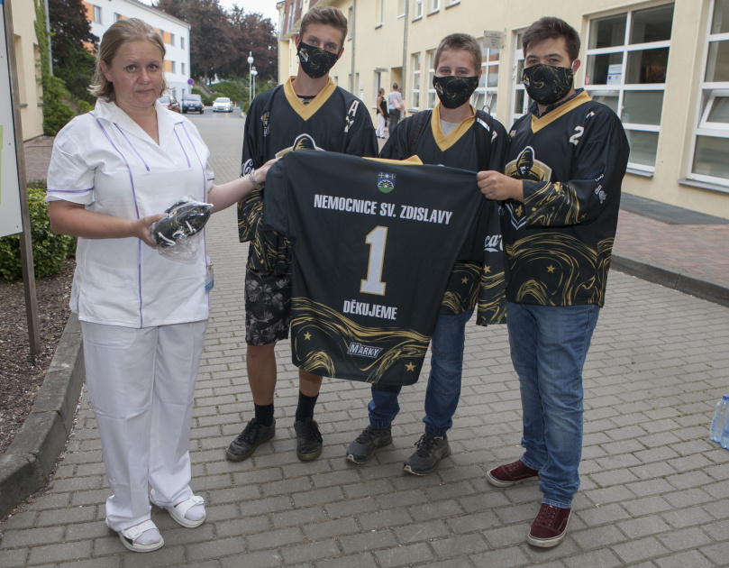 Stolní hokejisté z Kadolce předali dar Nemocnici sv. Zdislavy foto: -kaš-