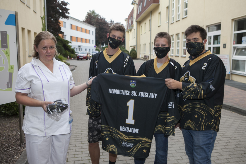 Členové SHK Kadolec předali nemocnici pamětní dres a roušky, zároveň poslali finanční dar.