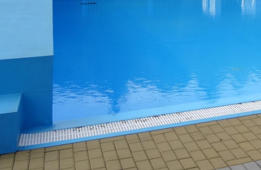 Město nechá vyměnit mřížky kolem bazénu na letním koupališti