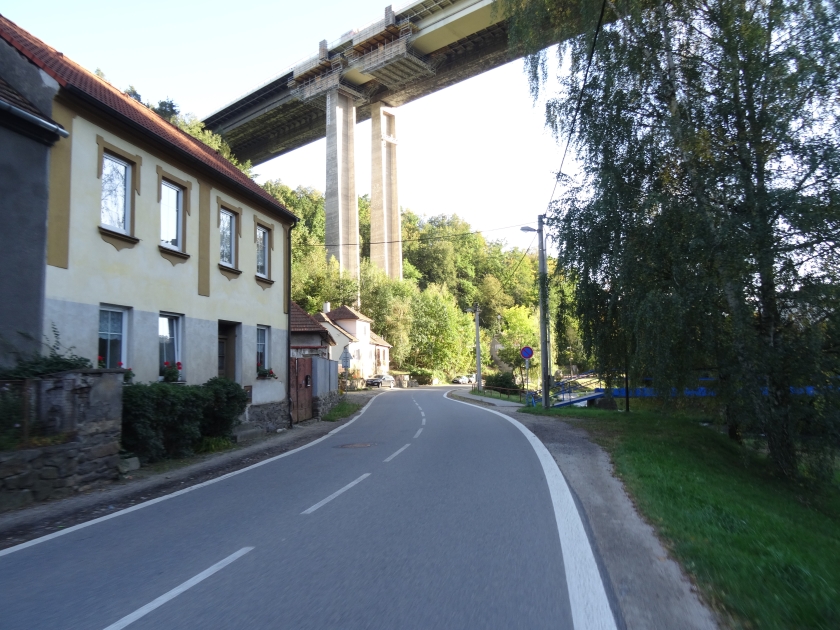 Další dopravní omezení na Vrchovecké, bude se stavět chodník a přechod
