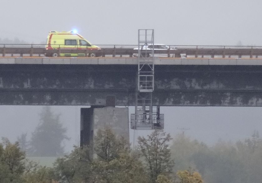 Muži na mostě policisté zachránili život
