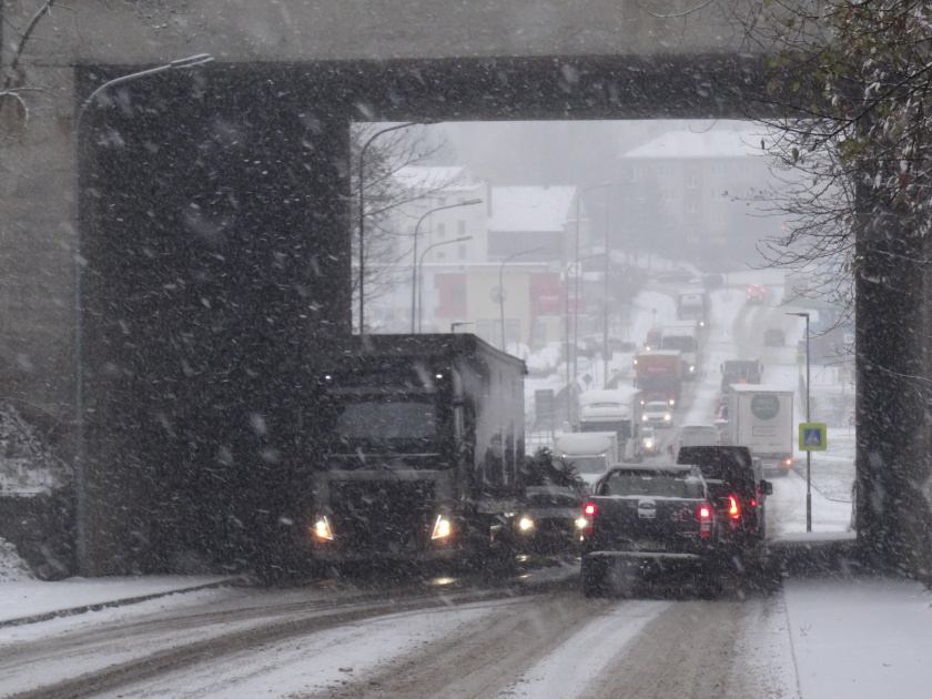Dnešní počasí způsobilo výraznější komplikace na silnicích v Kraji Vysočina