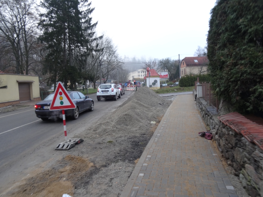 Město dodatkem prodloužilo dokončení chodníku na Vrchovecké do 30. dubna