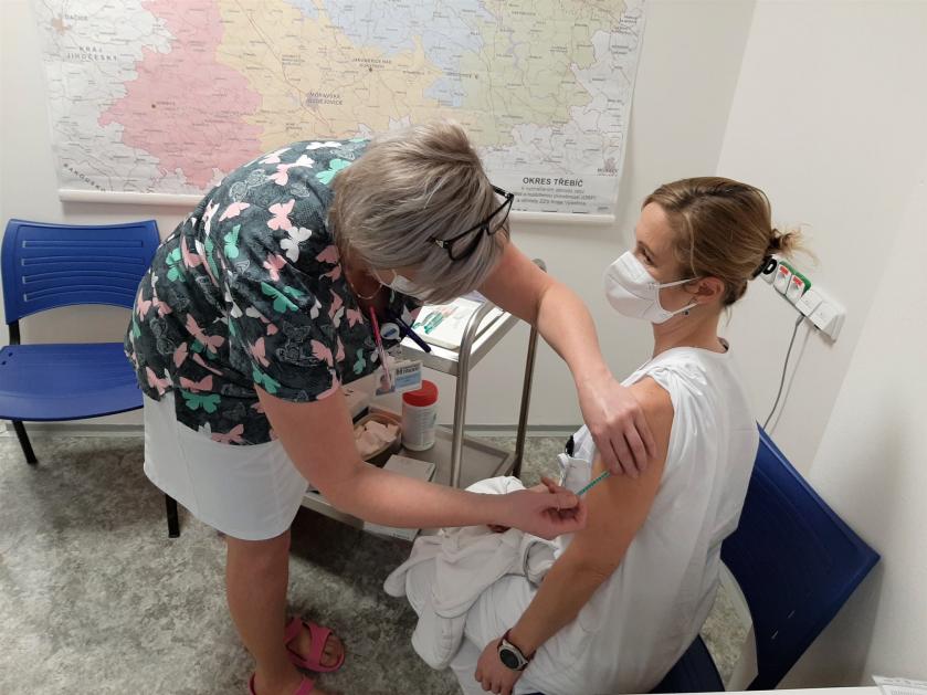 S registrací k očkování pomáhá krajská COVID linka. Od pondělí se v Meziříčí přidají sociální služby