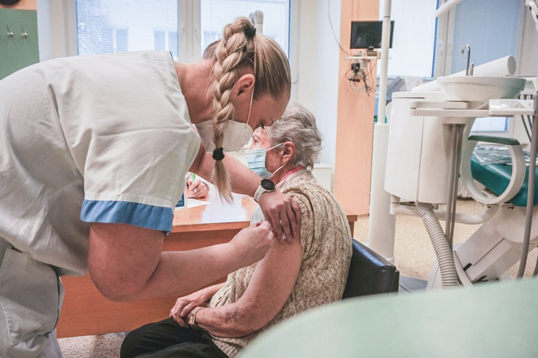 Všechny krajské nemocnice na Vysočině zítra 22.1. zahájí očkování seniorů 80+