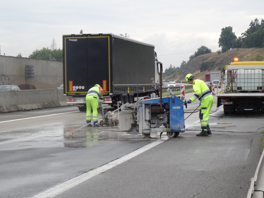 Na dálnici opravují betonové desky