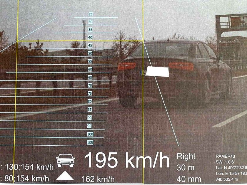 Audi A6 prosvištělo dálnici před policejním radarem rychlostí 195km/h