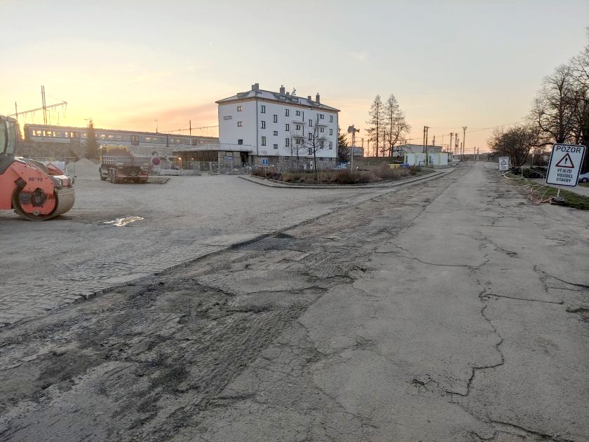 Dnes a zítra se opravuje silnice ke křižanovskému nádraží