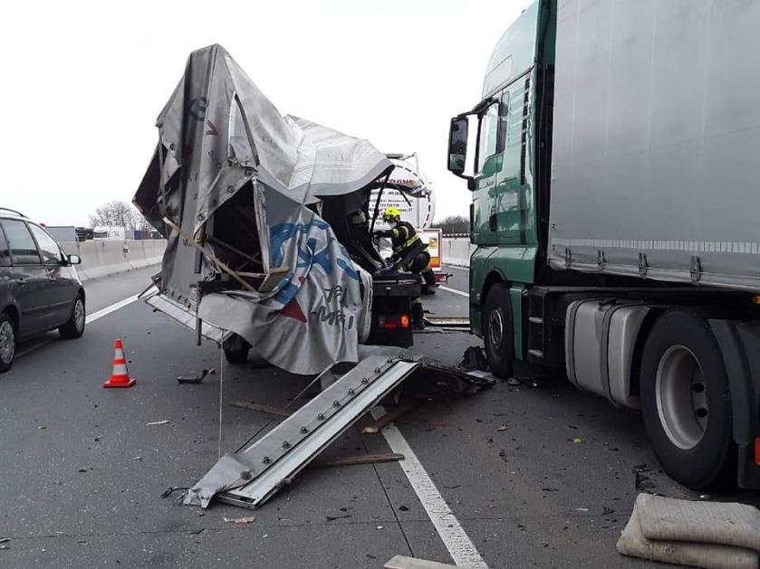 Nehoda na D1 u Meziříčí zablokovala provoz