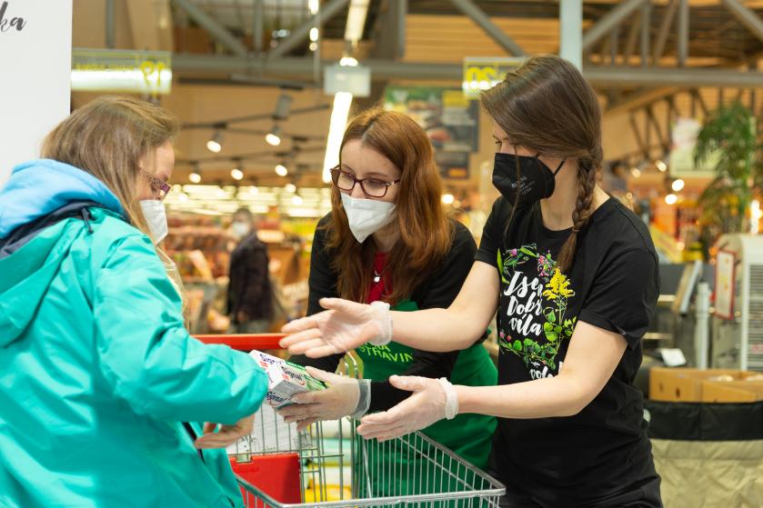 Češi prokázali solidaritu. Jarní Sbírka potravin vynesla 318 tun zboží pro potřebné