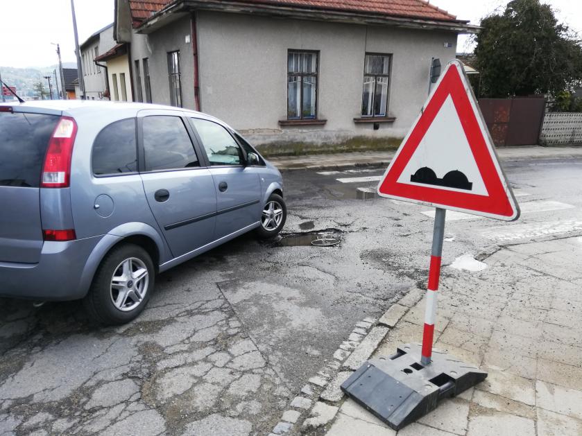 Na křižovatce Třebíčská - Oslavická vytékající voda vymlela díru, řidiči se zlobí