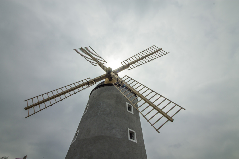 Větrný mlýn na Kanciborku v Třebíči se dnes poprvé roztočil pro veřejnost