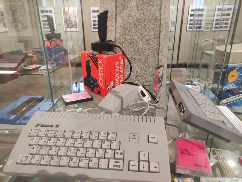 Na třebíčském zámku je výstava retro herních počítačů