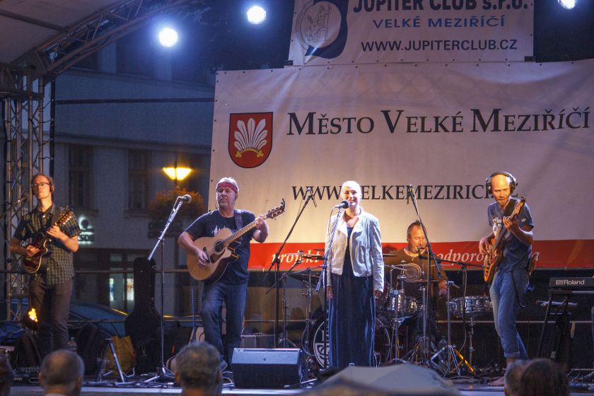 Před kapelou Isara zahrála písničkářka Saša Niklíčková