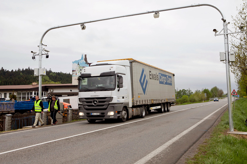 Dynamické váhy pro vysokorychlostní vážení kamionů na Jihlavské ulici ve Velkém Meziříčí.