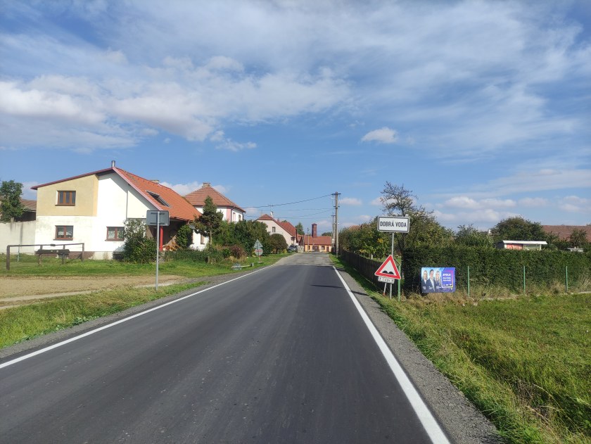 Opravili silnici z Vídně do Dobré Vody, v Křižanově ještě dostavují kolem nové silnice chodník