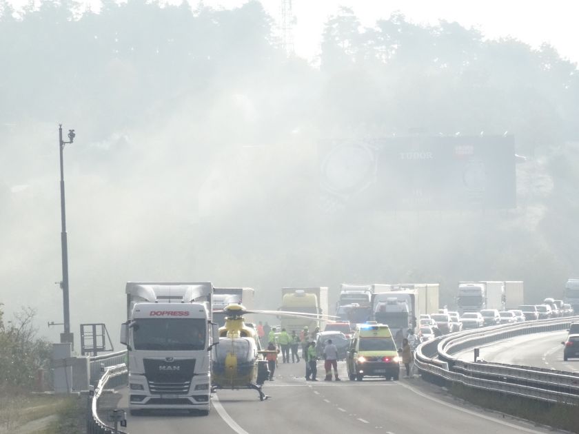 Hromadná nehoda devíti aut na dálničním mostě. FOTO+VIDEO