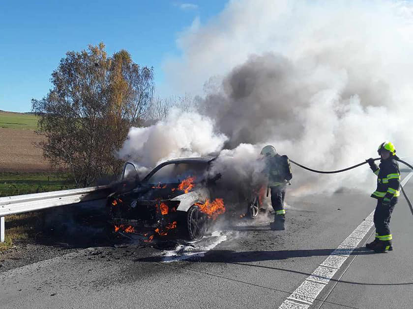 Požár osobního vozidla na dálnici D1