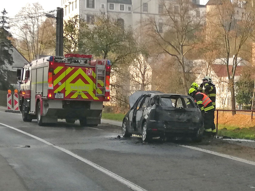 Pod dálničním mostem na ulici Vrchovecká hořel osobní automobil