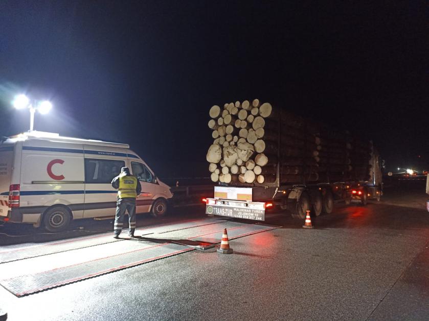 Noční akce Kladař, policisté rozdali pokuty za přetížené kamiony za 240 tisíc