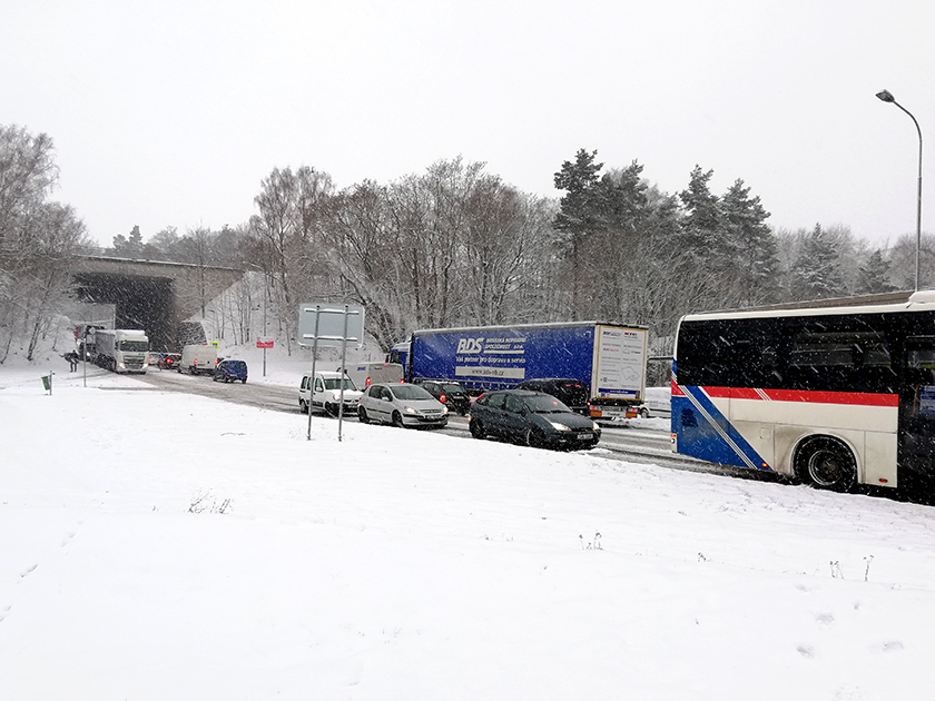Přívaly sněhu komplikují dopravu