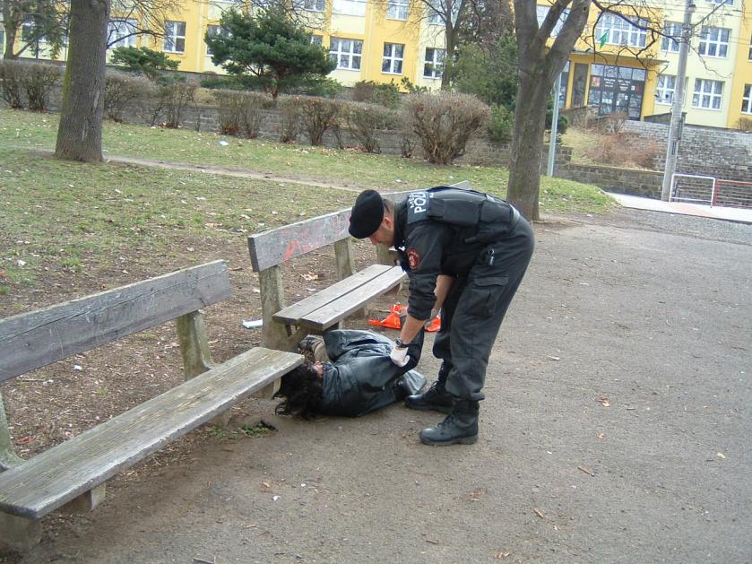 V parku ležel opilý muž