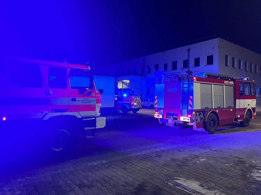 Čtyři jednotky hasičů v noci zasahovaly v logistickém centru
