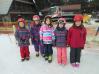 Výuka lyžování škol na sjezdovce Fajtova kopce stále pokračuje