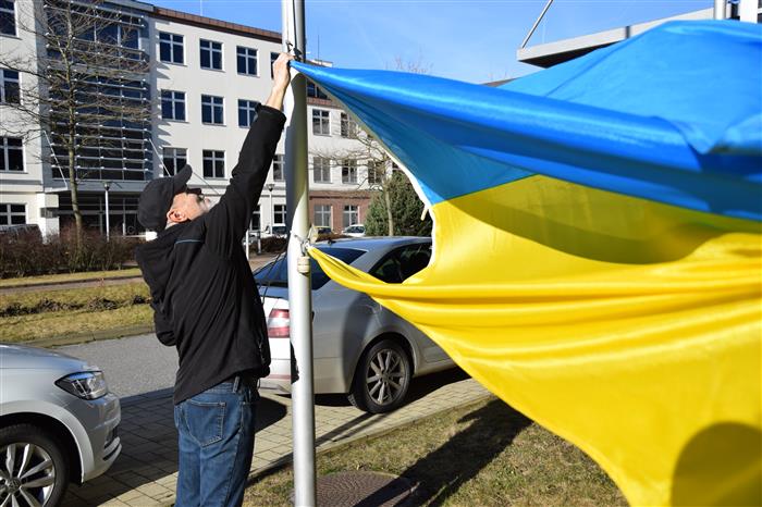 Hejtman Kraje Vysočina Vítězslav Schrek vyvěšuje ukrajinskou vlajku.