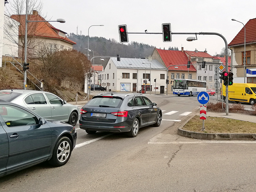 Semafory vpravo dole nejsou přímo ve směru jízdy. foto: -mk-