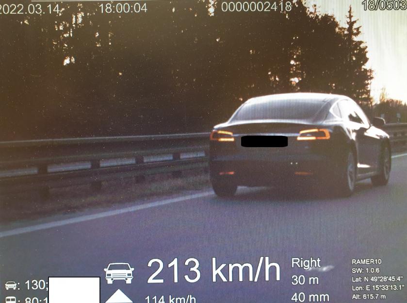 Uhánějící Tesla po dálnici D1.