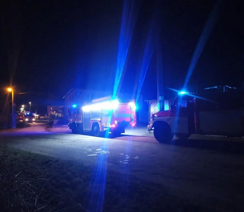 V Hrbově hořela dílna, zasahovalo sedm jednotek hasičů, jedna osoba skončila na popáleninovém centru foto: instagram Hrbov Svařenov